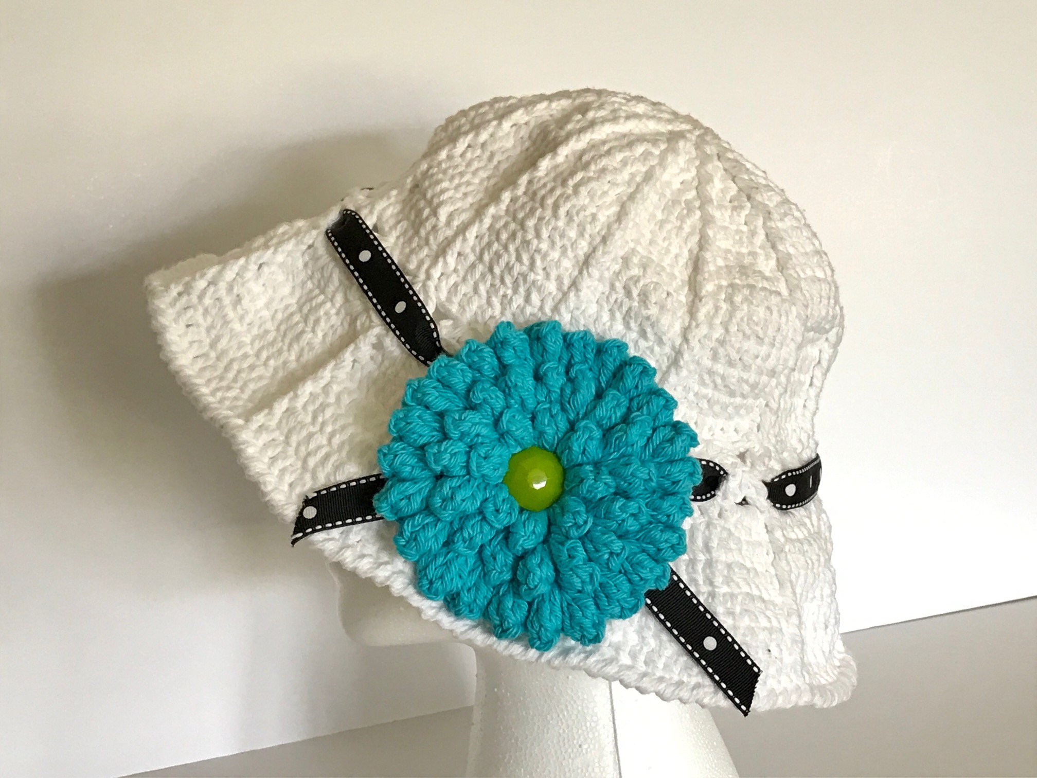 Versatile Summer Crochet Hat with Popcorn Stitch Flower